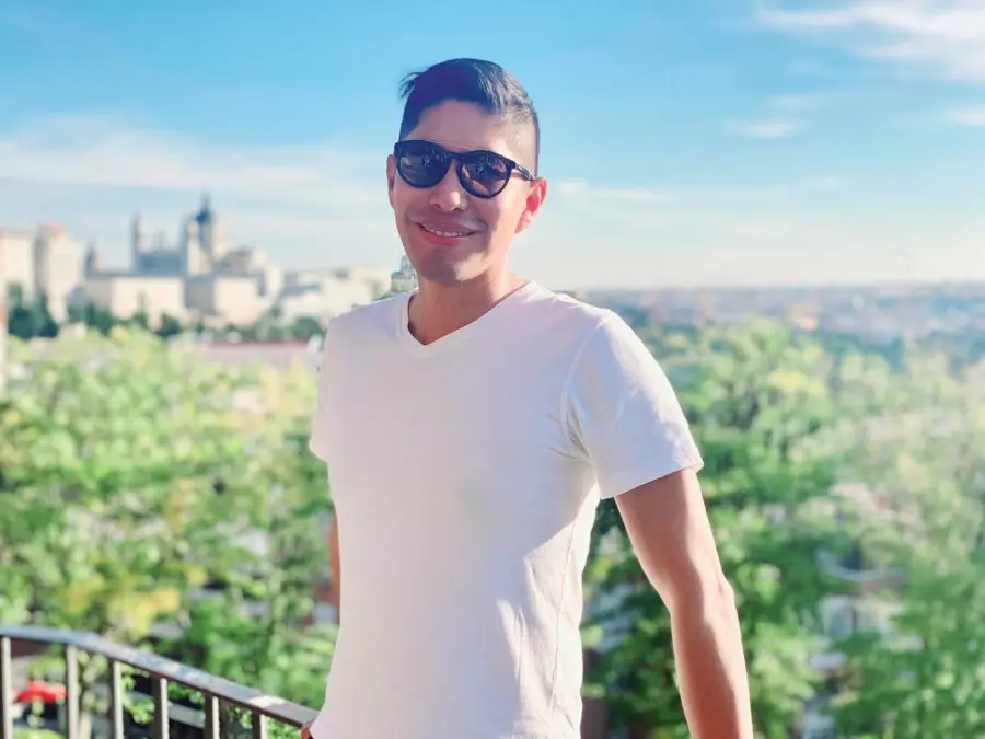 Una foto de perfil de Esteban Luje a plena luz del día.