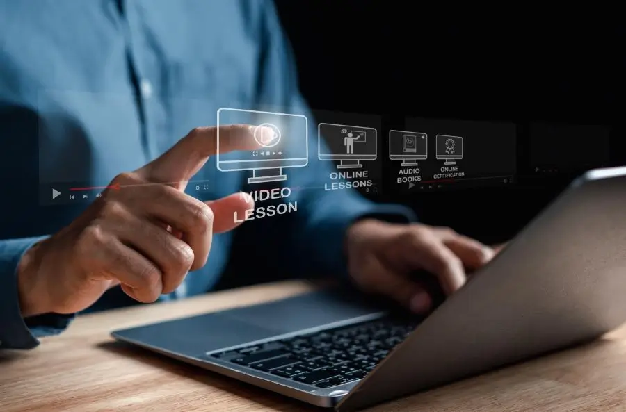 Imagen de una persona comprando un curso online