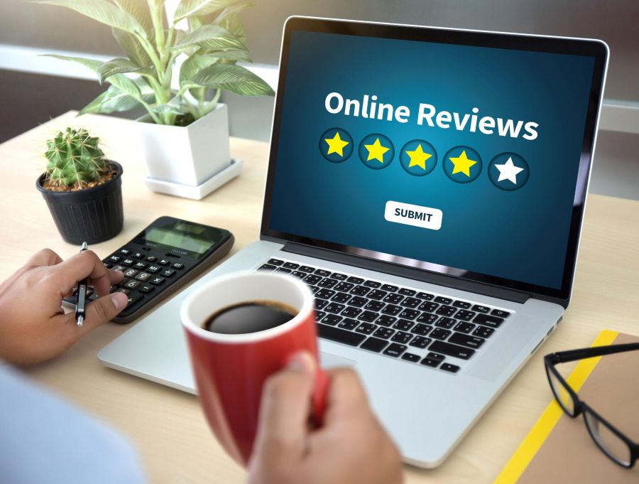 una persona revisando una reseña de un curso online