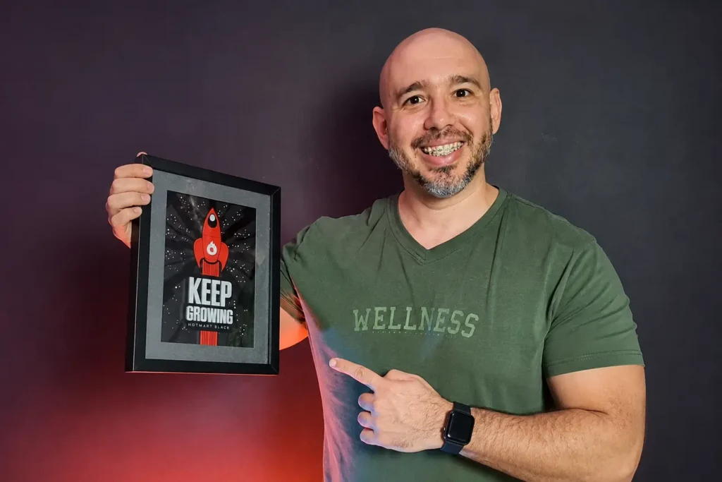 Marcos Araujo, creador de Rueda de Comisiones, sosteniendo un reconocimiento de Hotmart.